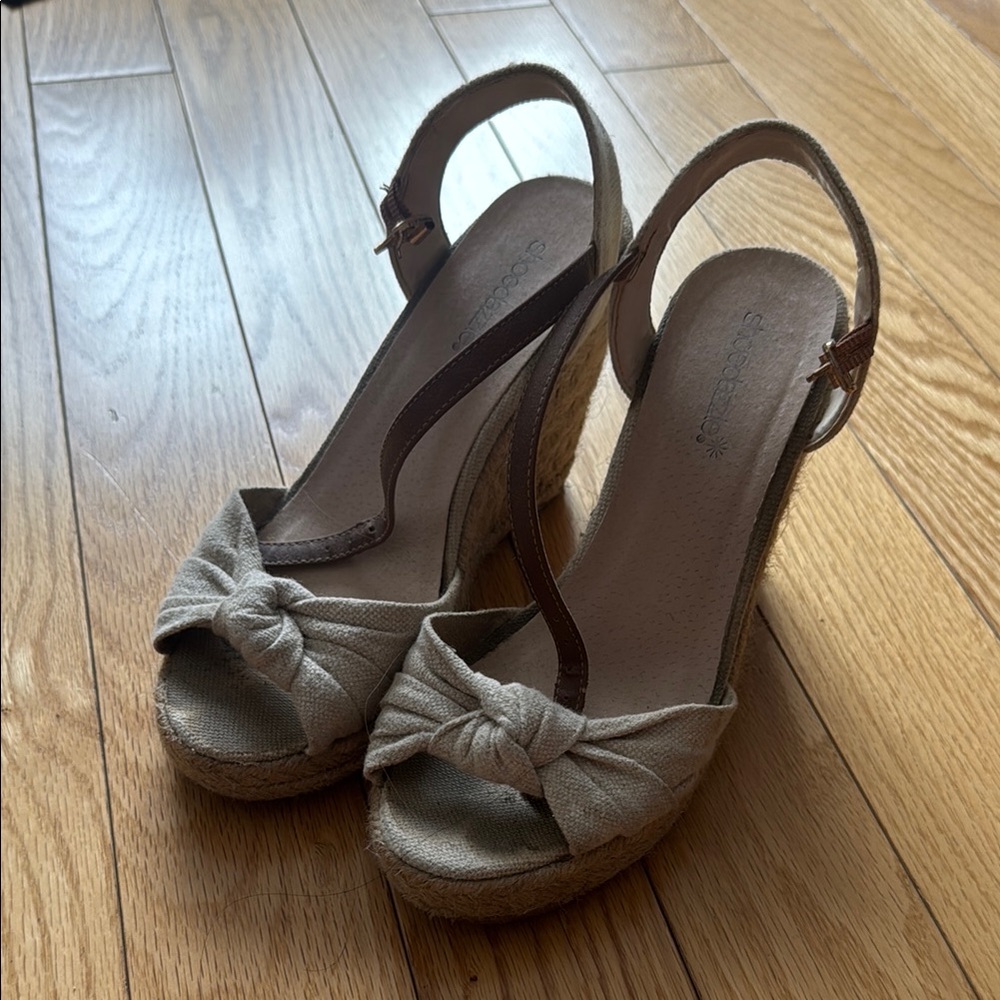 Shoe Dazzle Cream Wedge Sandals with Platform